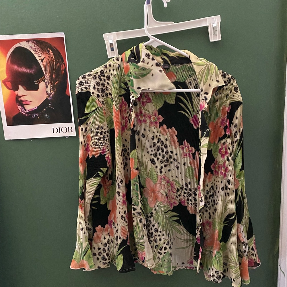 GORGEOUS Milano floral/tropical button up blouse